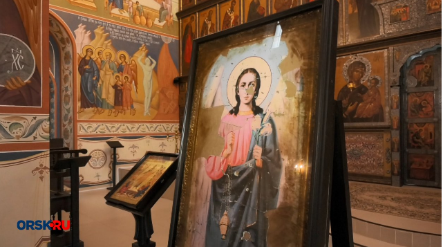    Протоирей орского монастыря из зоны СВО привез икону, чудом уцелевшую после бомбежки Марина Шарт