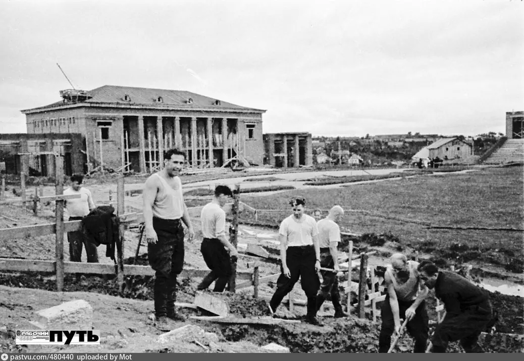 Строительство стадиона "Спартак", фото 1958 года из открытого источника PastVu. Первоисточник: Архив газеты "Рабочий путь"