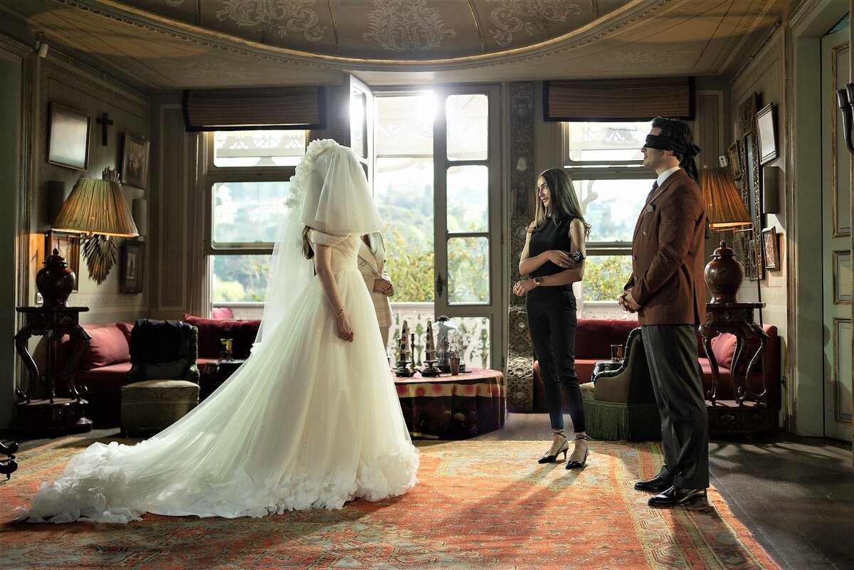 Промо фото к 1-му сезону сериала "Портной / Нарядное пугало"