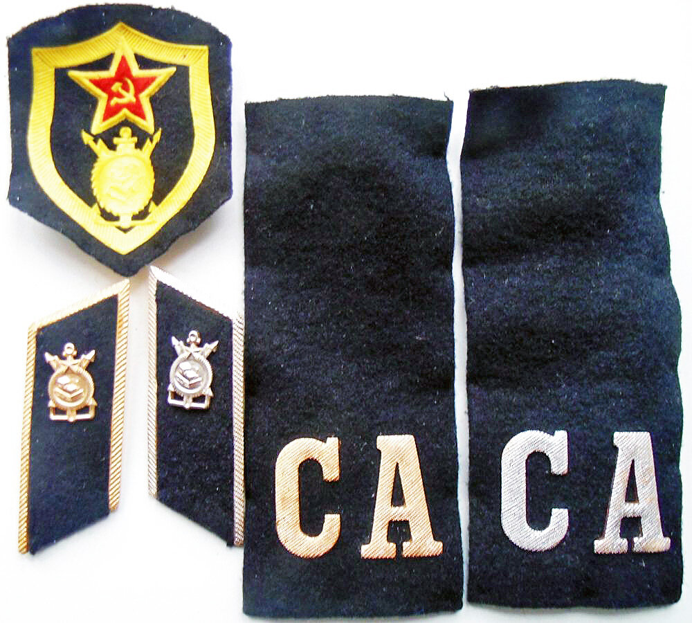 Примерно такие "знаки различия" выдали нам: комплект на шинель и комплект на парадки. 