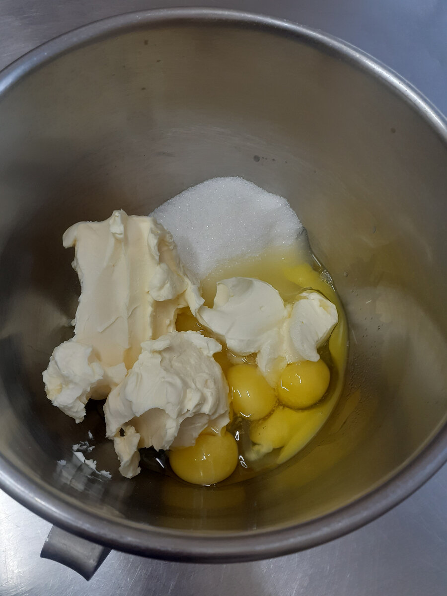 Поскольку я работаю с мощным планетарным миксером, то сырье, кроме муки и изюма, загружаю обычно все сразу. Но если Вы пользуетесь ручным, то лучше делать по технологии.