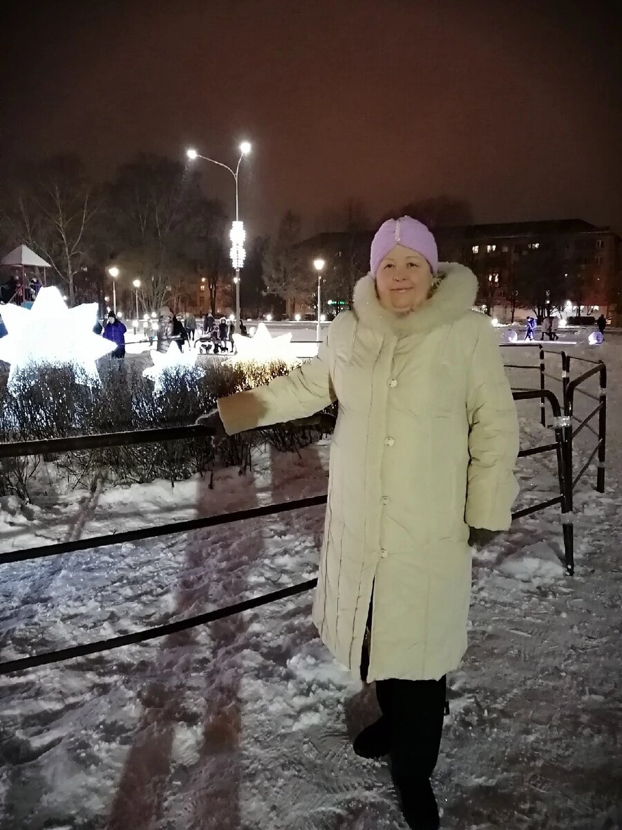 На прогулке в чалме. Приятно видеть,что изделия мои носят.