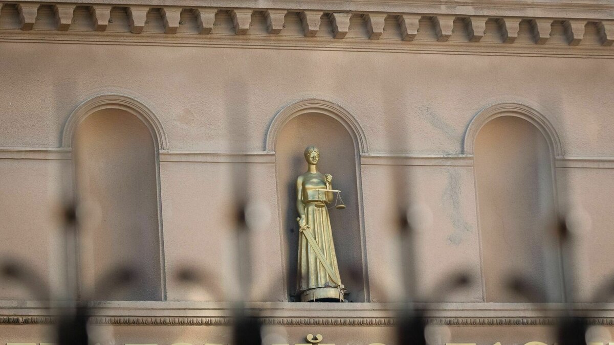     Депутат Волгоградской гордумы Дмитрий Крылов пытается оспорить решение суда, который обвинил его в экстремизме. Всё дело в видеоклипе, который парламентарий выдал в эфир. Судебное дело в отношении волгоградского депутата Дмитрия Крылова рассматривается в Волгоградском областном суде.