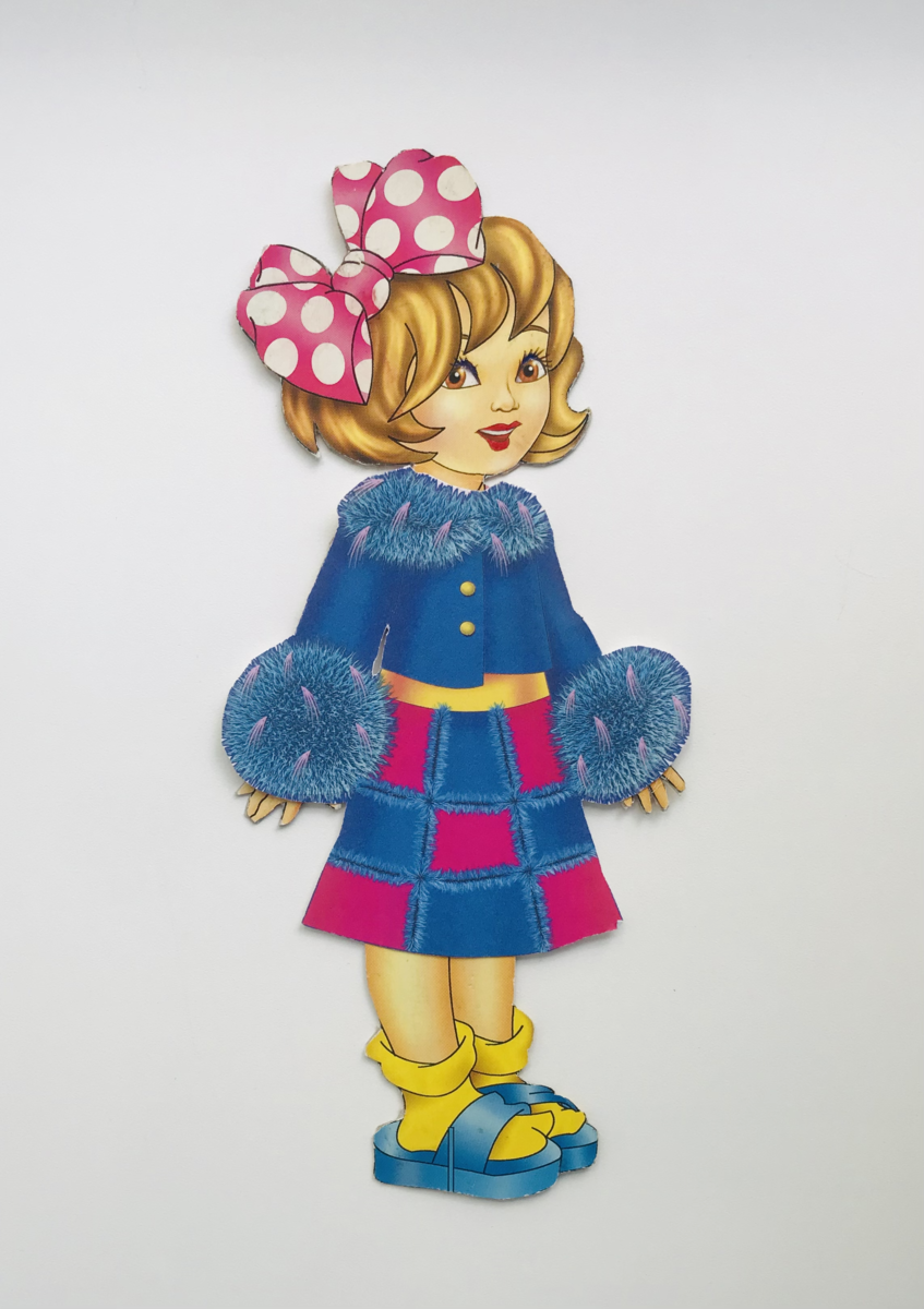 Юбка, похоже, из кусочков меха сшитых вместе.