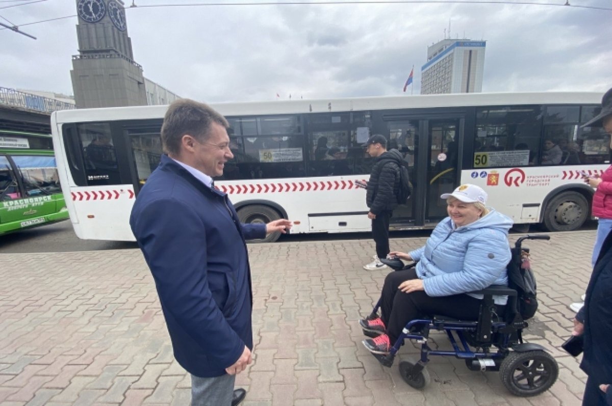    Руководитель департамента транспорта Максим Силкин и маломобильная пассажирка Ольга Шикунова провели скрытый рейд по автобусам.