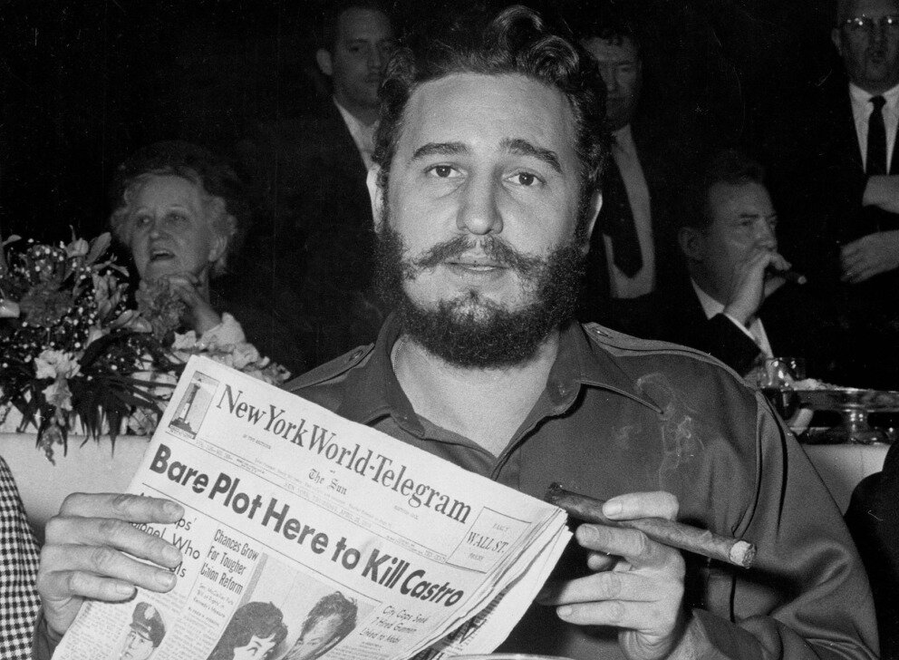 Фидель позирует с передовицей, которая рассказывает об очередном покушении на него
