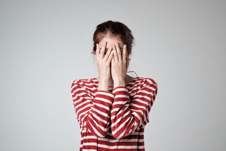 «Провалиться в стыд» — это спрятаться, как бы перестать существовать, стать невидимым. Стыдящиеся люди прикрывают лицо руками — закрывают себя от мира и от людей.