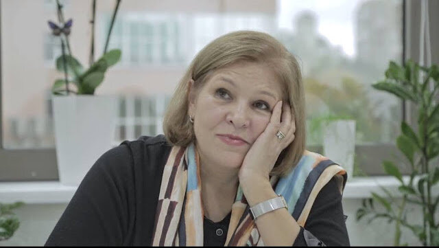 2017 год. Мне 62 года, раздумья по другому поводу. Рабочий момент: пишем видео о курортном лечении, подсказки ищу на потолке (скриншот видео)  