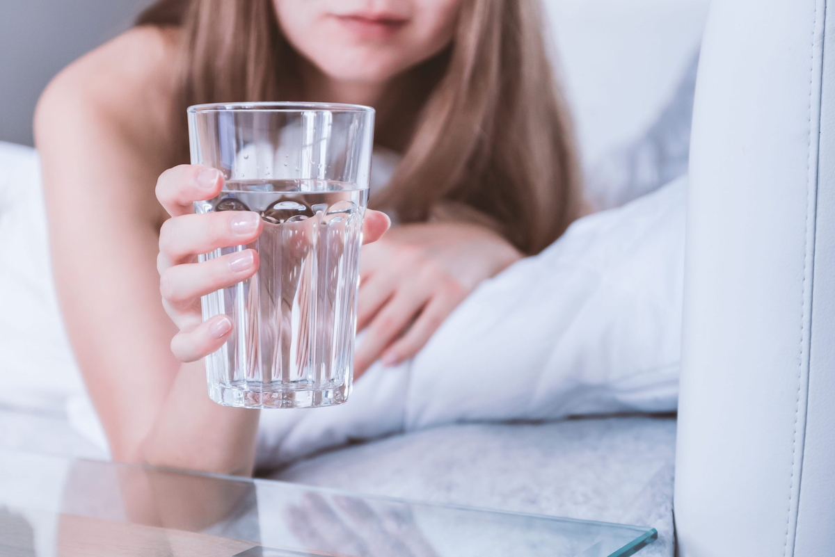 Выпивать стакан теплой воды. Стакан воды. Утреннее питье воды. Стакан воды с утра. Девушка со стаканом воды.