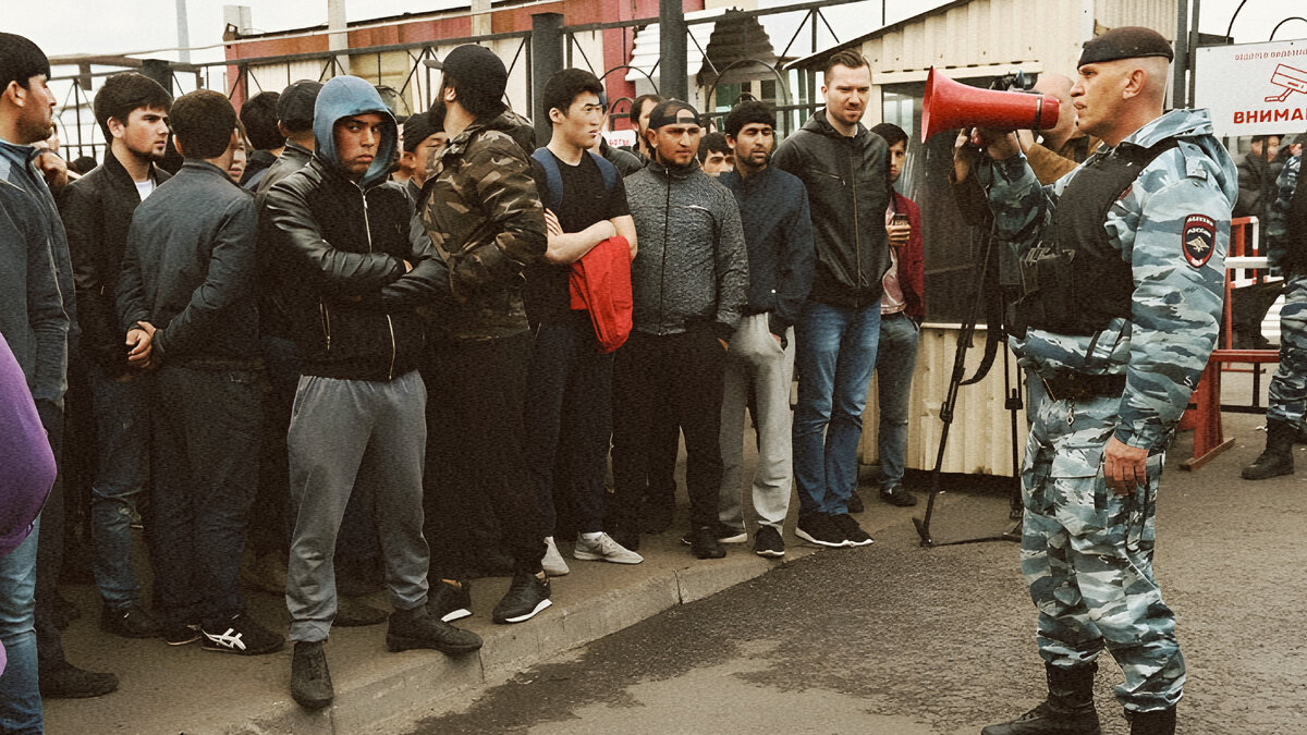 Уезжают ли таджики из россии после теракта. Толпа мигрантов в Москве. Толпа таджиков в Москве. Таджики мигранты в Москве.