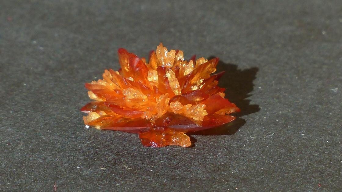    Желтый кристалл с острыми отростками:Pixabay