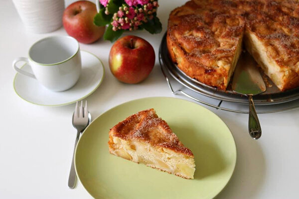 Этот простой пирог с яблоками в духовке — особенно сочный за счет крупных кусочков яблок и небольшого количества теста. Он понравится даже сторонникам традиционной яблочной выпечки.-13