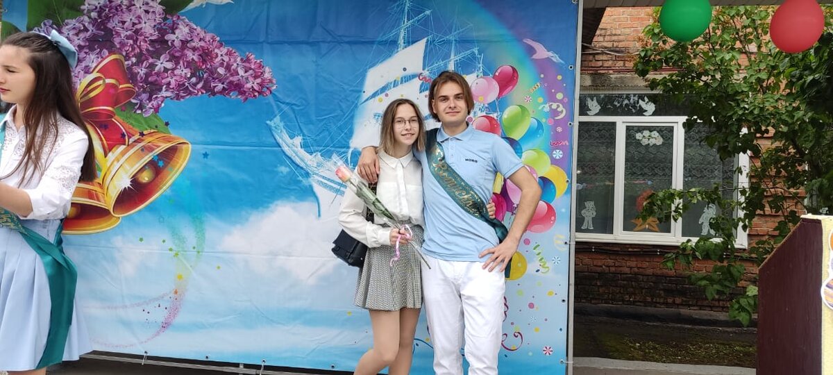 Младшей сестренке еще учиться в этой школе