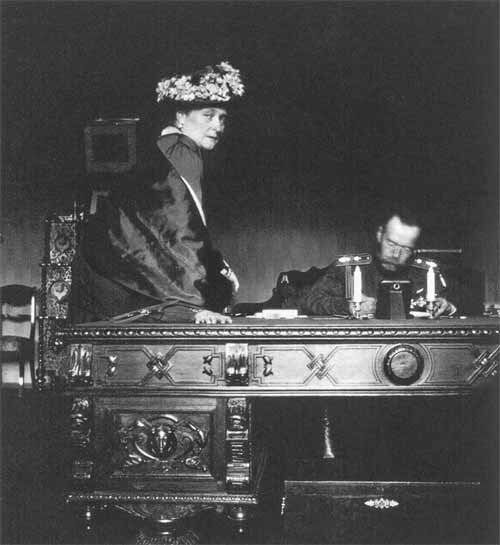 Редкое фото Николая II за работой в очках. Царская чета в рабочем кабинете императора в Ставке Верховного Главнокомандующего в Могилеве. Фото 1916 года. 