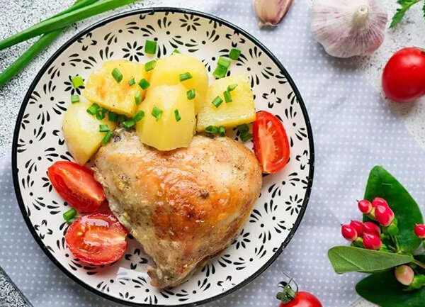 Курица с картошкой в рукаве, запеченная в духовке, получается очень вкусной и аппетитной. Такой вариант приготовления картошки с мясом намного полезнее, чем жарка.-8