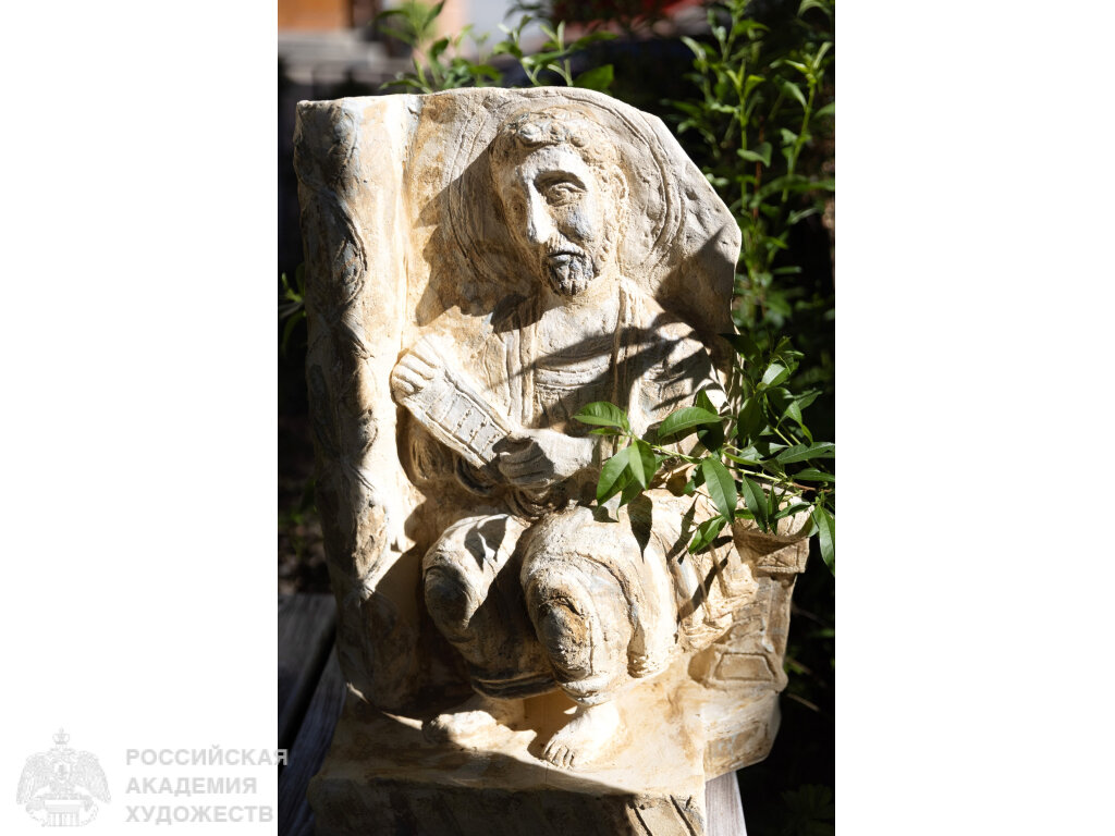 Фрагмент выставки художественной керамики во внутреннем дворике Российской академии художеств (Москва, Пречистенка, 21). Фото: Виктор Берёзкин, пресс-служба РАХ