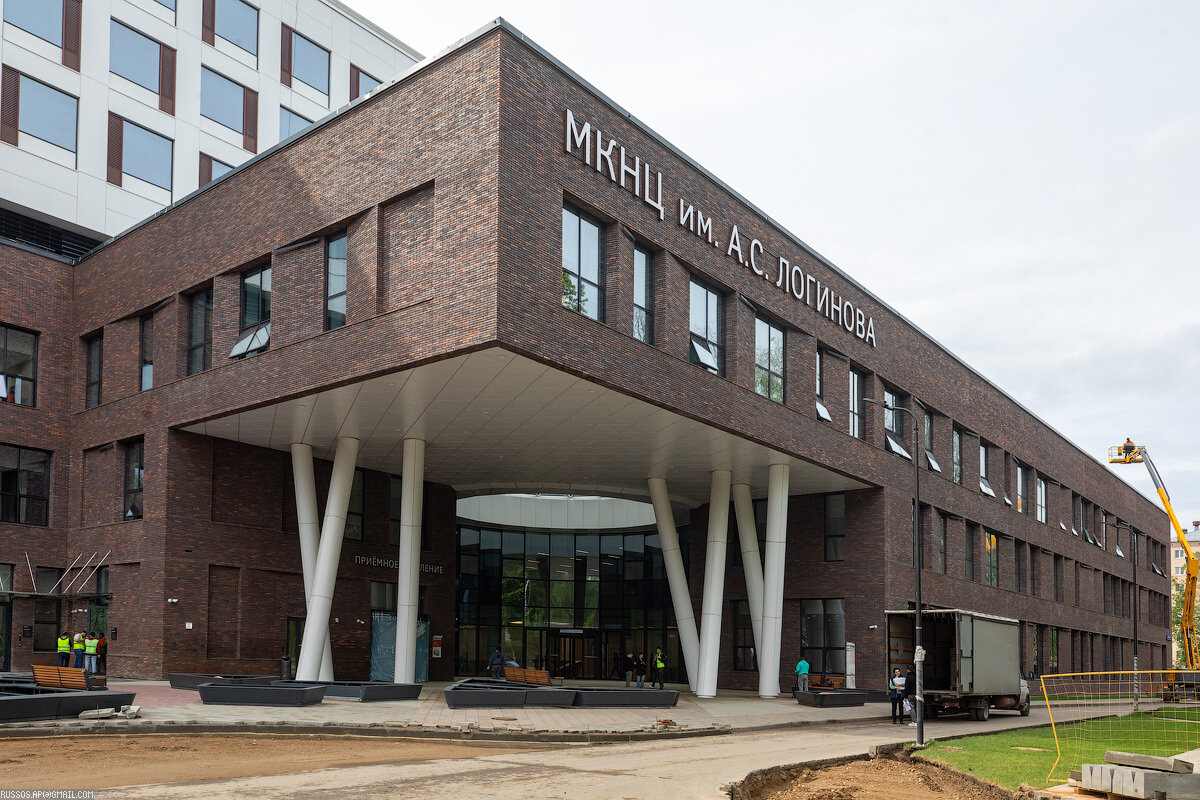 1. В новом лечебно-диагностическом комплексе можно будет получить все виды  медицинской помощи — от диагностики до высокотехнологичного лечения и  реабилитации. Он рассчитан на 570 коек, включая 422 койки круглосуточного  стационара, 38 коек реанимации и интенсивной терапии, 20 коек отделения  кратковременного пребывания, 60 мест дневного терапевтического стационара и 30  мест дневного химиотерапевтического стационара.