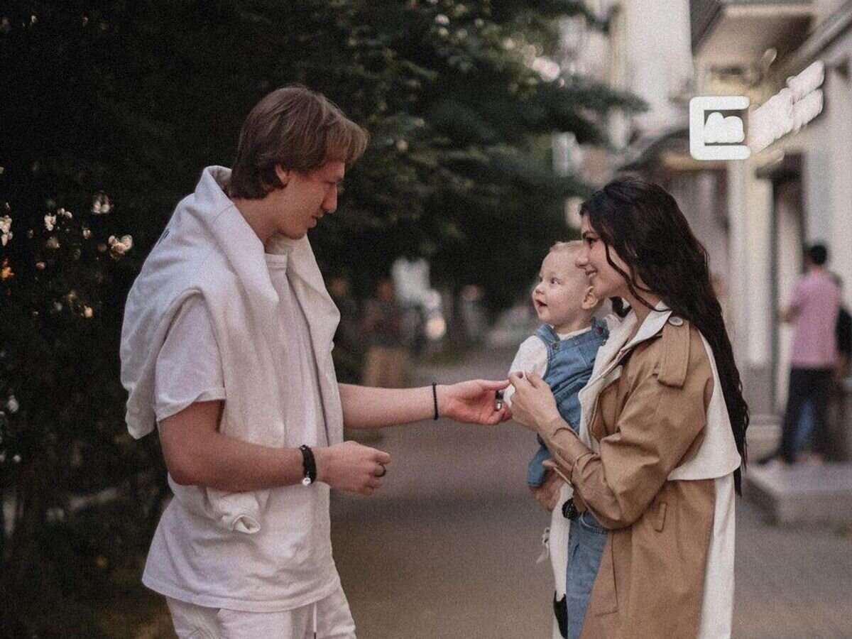    Матвей Сафонов и его экс-супруга с дочерью© Фото : Социальные сети Матвея Сафонова