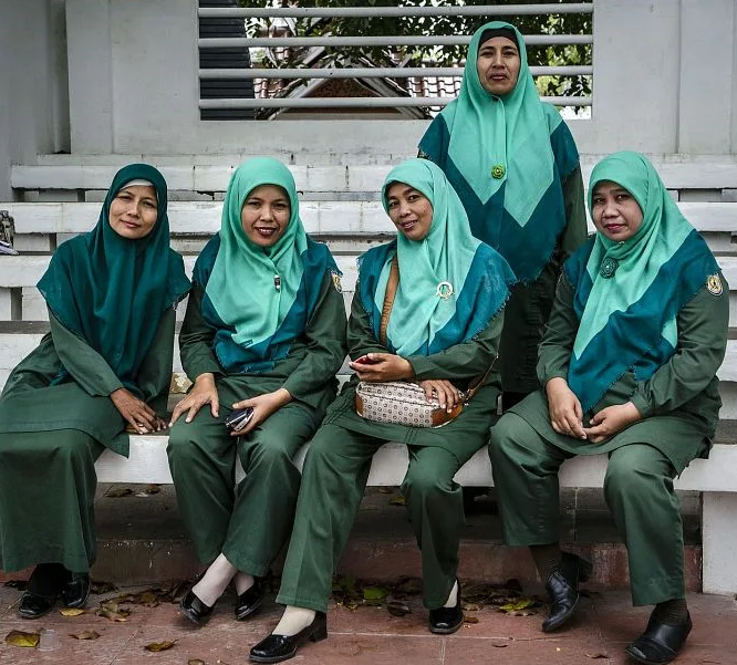 Полиция нравов одета по форме в зеленый благословеннный цвет