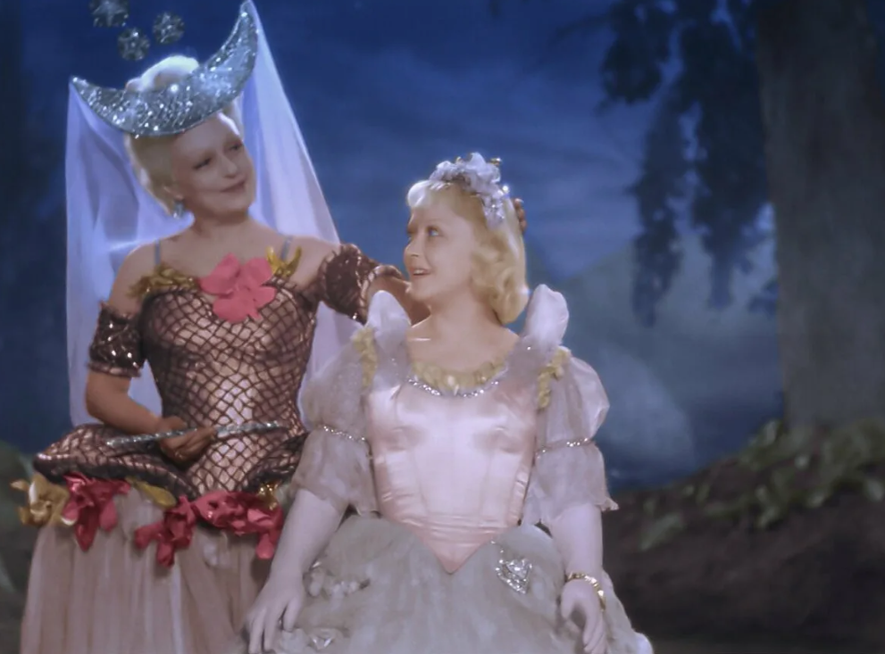 Как и все остальные, образ феи в сказке не случаен. По одной из версий, это сама мама помогает дочке. Фото — стоп-кадр из советского фильма «Золушка», 1947
