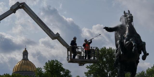    "Медного всадника" помыли к 320-летию Петербурга.