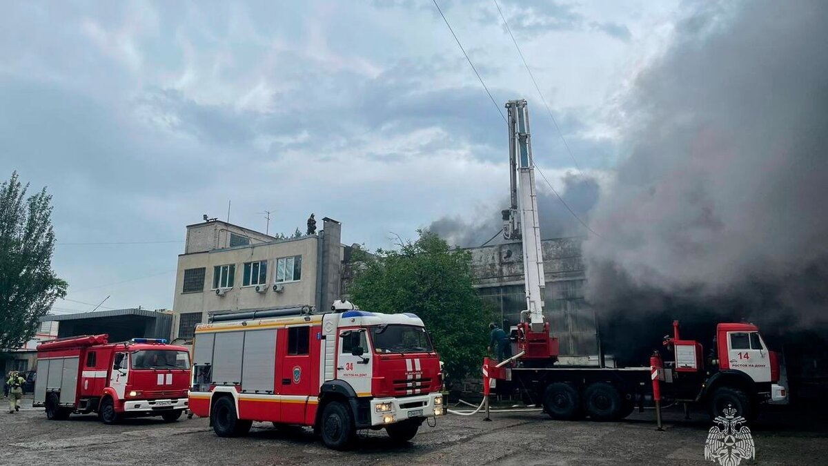    В Ростове улицу Вавилова частично перекрыли из-за крупного пожара на складе с пряжей, сообщили в ГИБДД России по региону.