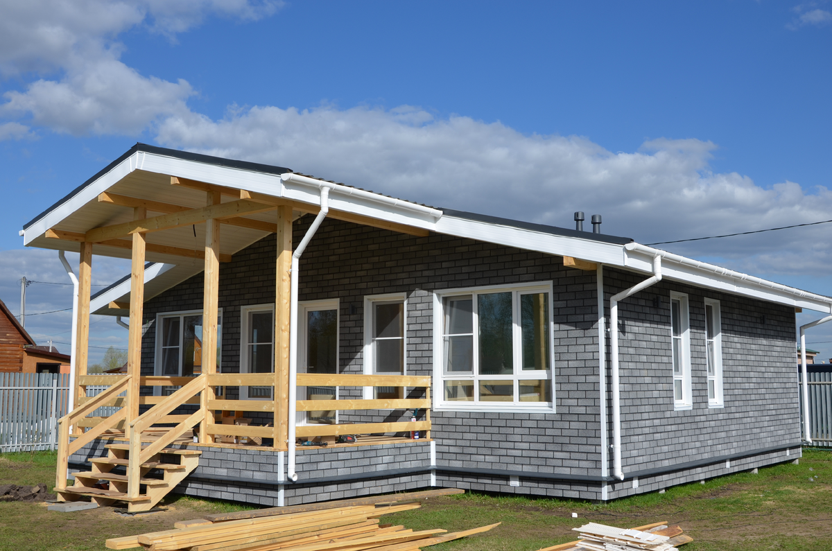 В доме, построенном Мастером для семьи Натальи и Юрия, много окон - в комнатах всегда будет приятный свет