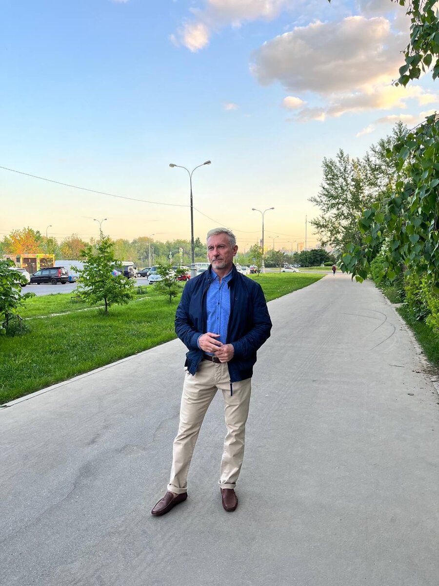 Задумчивый автор с ножкой вперед. 