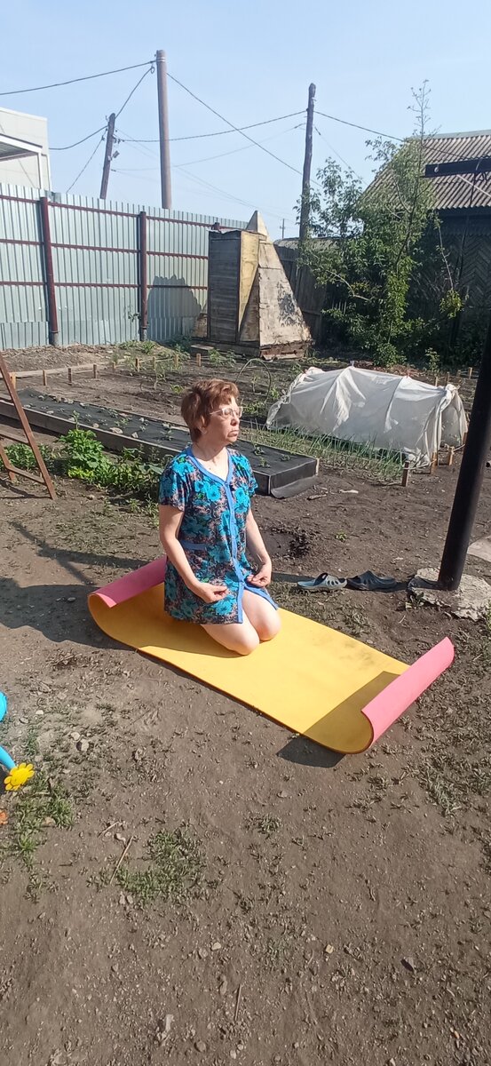 Деревенская йога почти. Тот кайф, когда можешь себе позволить выйти в огород в чем хочешь.