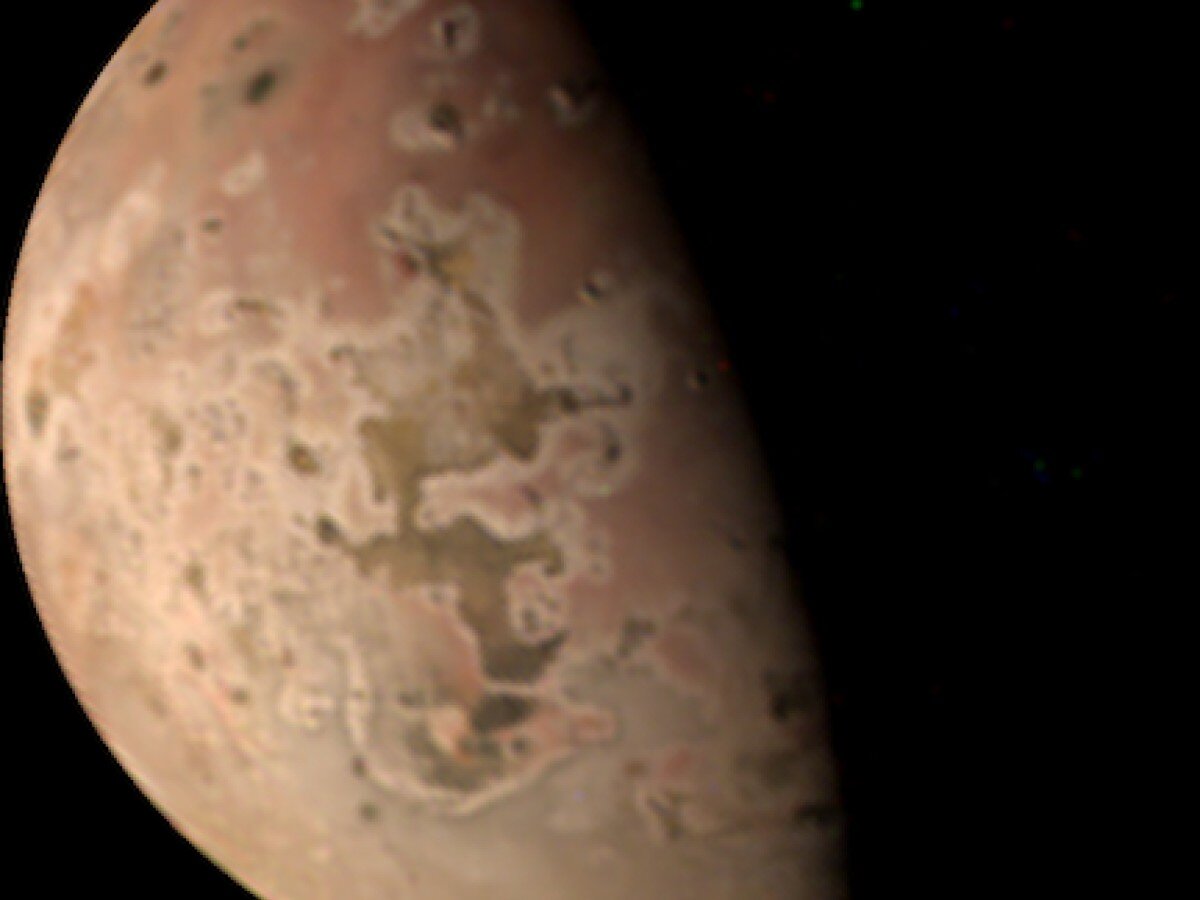    NASA показало самый вулканически активный спутник Юпитера [ФОТО]