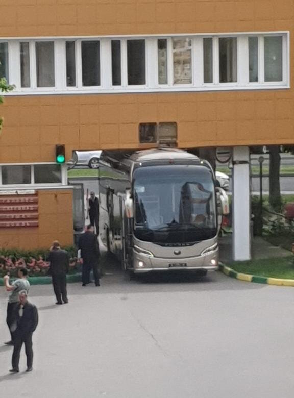 23.05.2023 года в ФГБУ «Транспортный комбинат «Россия» по адресу г.Москва ул.Профсоюзная д.74 произошло очередное ЧП. Ну как очередное…скорее ожидаемое.

Транспортное средство (автобус), закупленный в соответствии с государственным контрактом № 32211967444 за 11 млн. 137 тыс. 500 рублей по указанию Генерального директора ФГБУ «Транспортный комбинат «Россия» Хорошайло Александра Викторовича, въезжал на территорию комбината.

В процессе въезда на территорию автобус застрял в арочном перекрытии, в следствие чего получил механические повреждения.

Кто покроет ущерб нанесённый предприятию?

Благодаря чьему «профессионализму» был нанесён ущерб ФГБУ?

Доколе место директора будет занимать лицо, чей профессионализм вызывает сомнение не только у подчинённых?

На эти и другие вопросы в письменном запросе который подготовил Профсоюз Управления делами Президента РФ  ответит Транспортное управление УД Президента РФ, .

Глядя на произошедшее невольно вспоминается припев песни:
Он сказал: «Поехали!»
Он взмахнул рукой.
Словно вдоль по Питерской,
Питерской,
Пронёсся над Землёй…

Ну почти пронёсся…

#ХорошайлоАлександрВикторович
#УДПРФ
#ПрофсоюзУправленияДеламиПрезидентаРФ
#ПрофсоюзУДПрезидентаРФ
#ТранспортныйКомбинатРоссия
#ТКРоссия
#ХорошайлоТранспортныйКомбинатРоссия