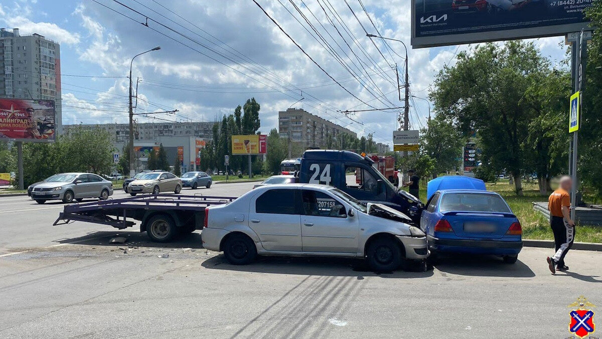     15-летний школьник-пассажир пострадал в тройном ДТП в Тракторозаводском районе Волгограда накануне. Легковушку, в которой он ехал, подбил эвакуатор, сообщает региональное ГУ МВД.