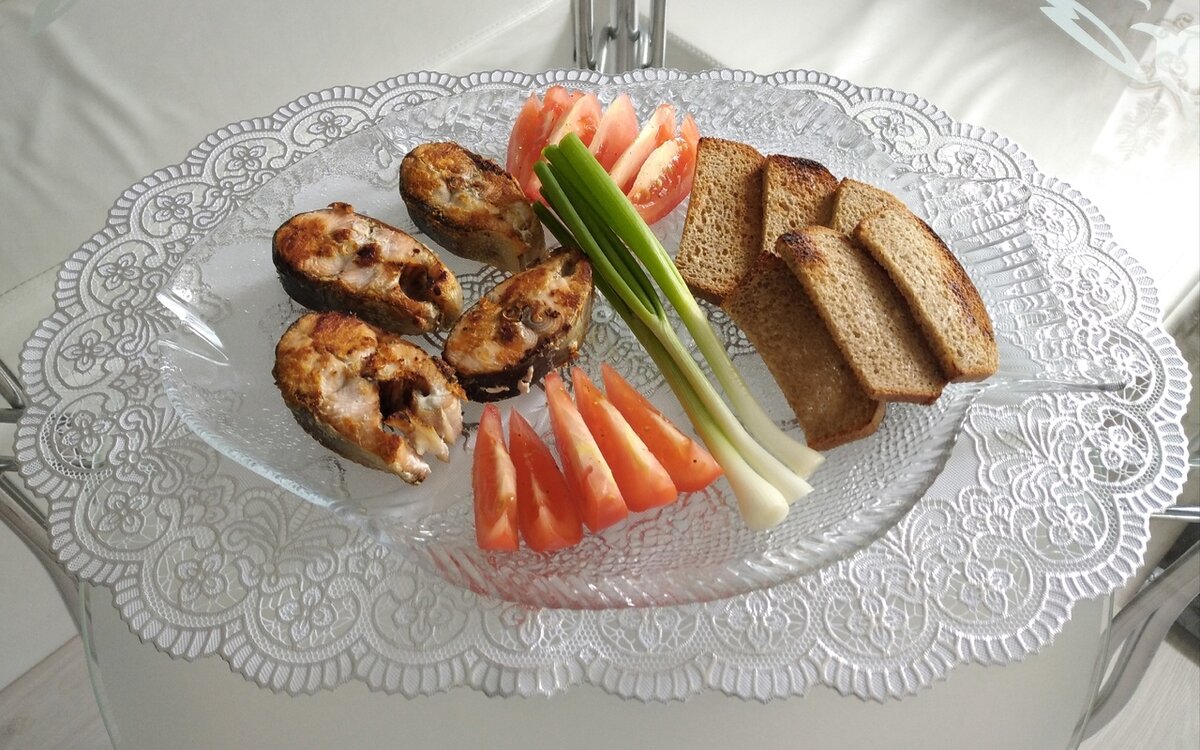 стеклянное блюдо в виде большой рыбины)