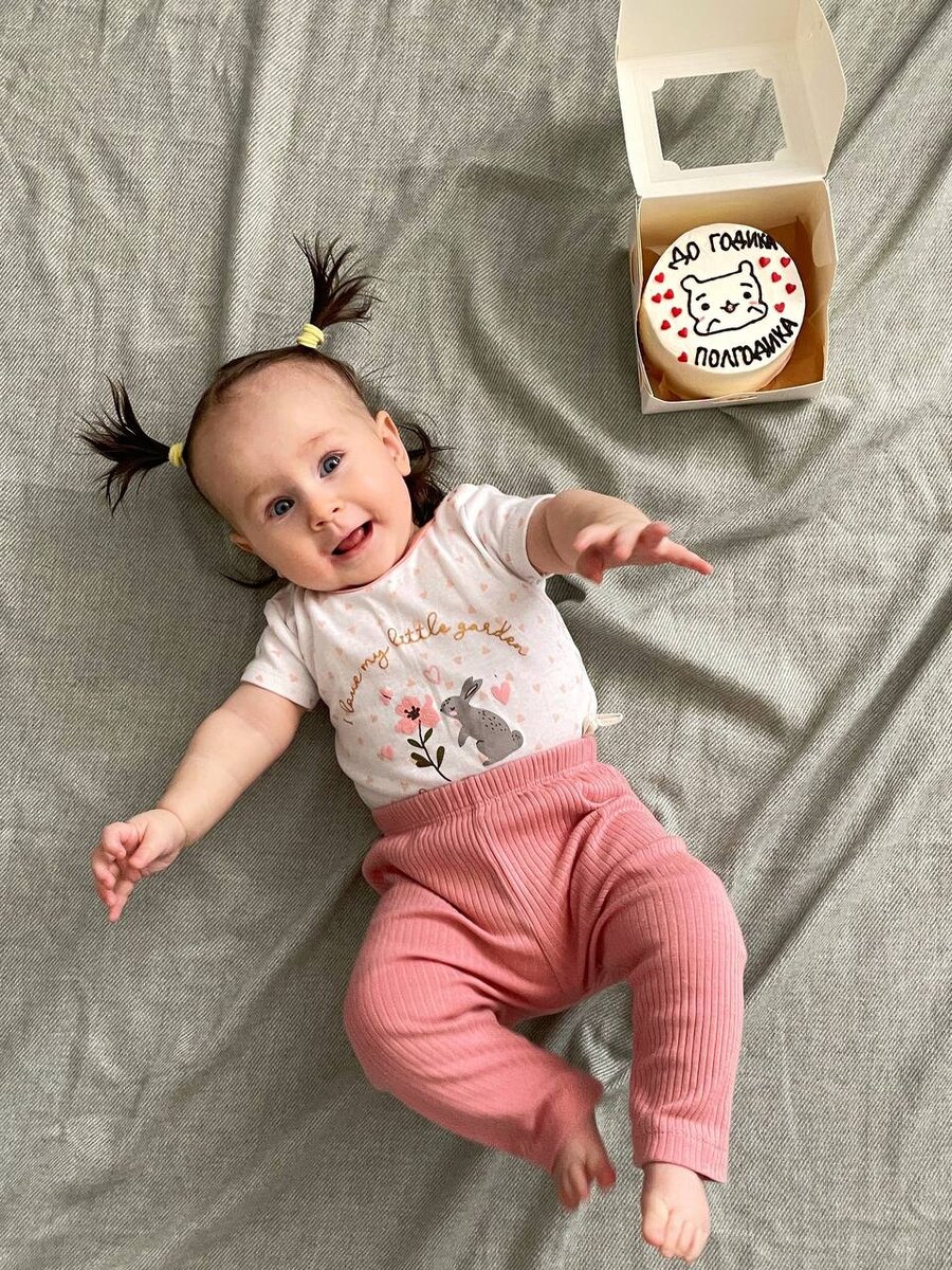 А вот сладкое - пока не даём. Сахар - зло