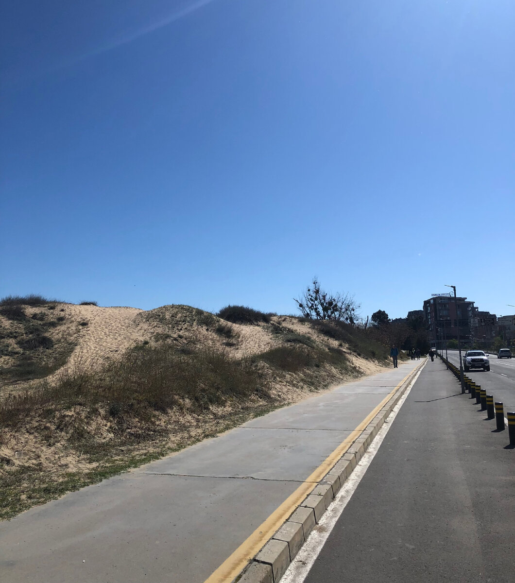 Местами дорога проходит вдоль дюн, которые иногда «выползают» на дорогу. Чистят. Фото автора