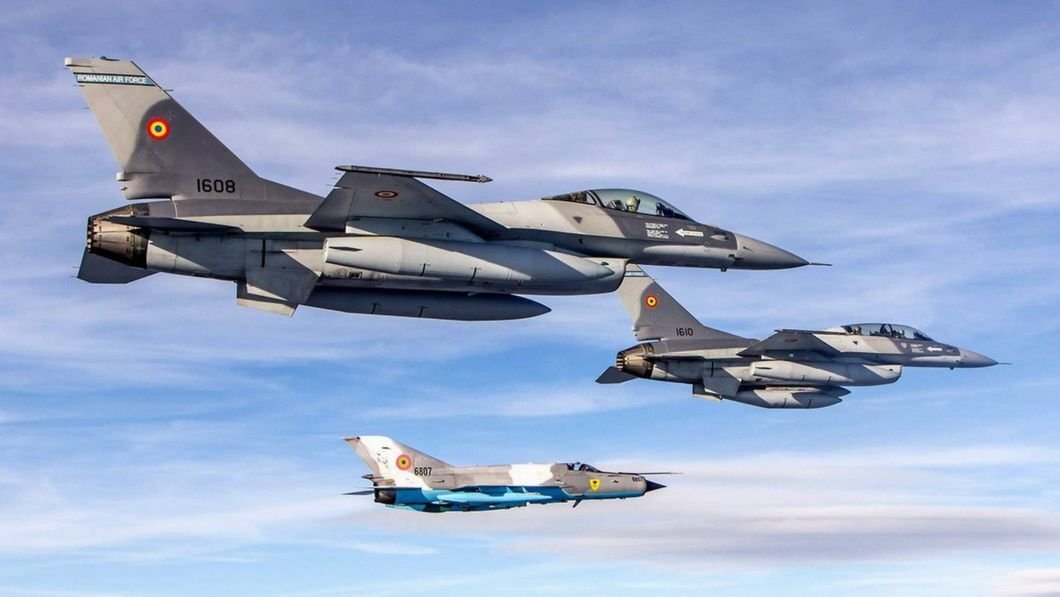 Самолёты ВВС Румынии: F-16АМ, F-16BM и МиГ-21 (на заднем плане). Фото: © Министерство обороны Румынии