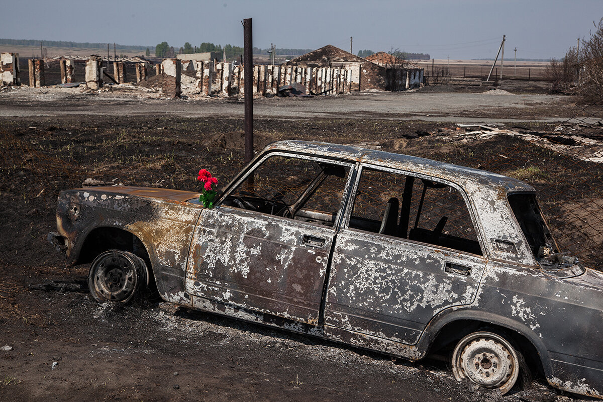Машина, в которой погиб человек во время пожара. Село Юлдус Фото: Федор Телков для ТД