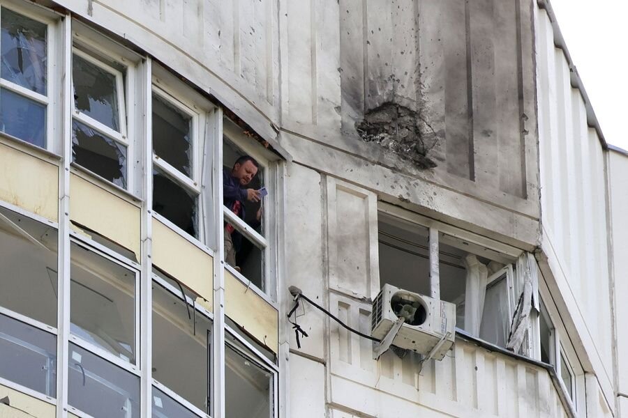    Последствия попадания беспилотного летательного аппарата (БПЛА) в жилой многоэтажный дом 11 на улице Атласова. 30 мая 2023 © Виталий Смольников/ТАСС