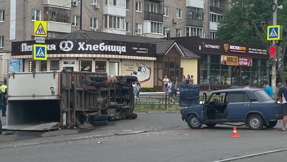     В Ижевске, на перекрестке улицы К. Маркса и переулка Широкого, 30 мая столкнулись автомобили «ГАЗель» и «ВАЗ». Об этом сообщили в городском ОГИБДД УМВД России.