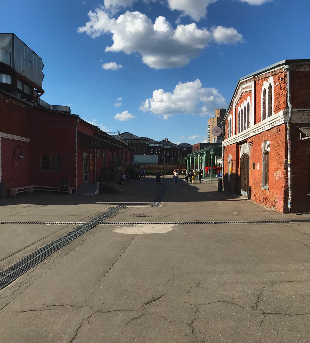 Собственно, павильоны и выставочные пространства "Винзавода". Подобные места вызывают только уважение-это я о сохранении исторической архитектуры и построек и использования промышленных объектов в прошлом как общественных территорий в настоящем.