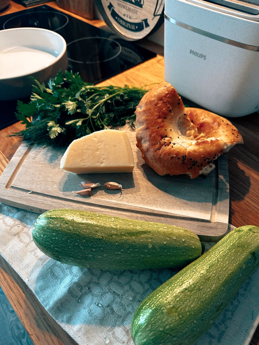 Элементарный набор продуктов — хлеб, кабачки, сыр, чеснок, масло сливочное и растительное, чеснок свежий или в порошке, зелень, соль и перец. 