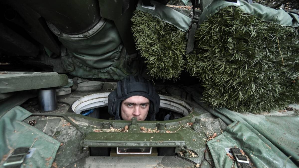    Российский танкист осваивает недавно поступивший в их подразделение танк Т-90 «Прорыв». Боевой машине предстоит действовать в Южном секторе зоны специальной военной операции / Фото: Константин Михальчевский / РИА Новости