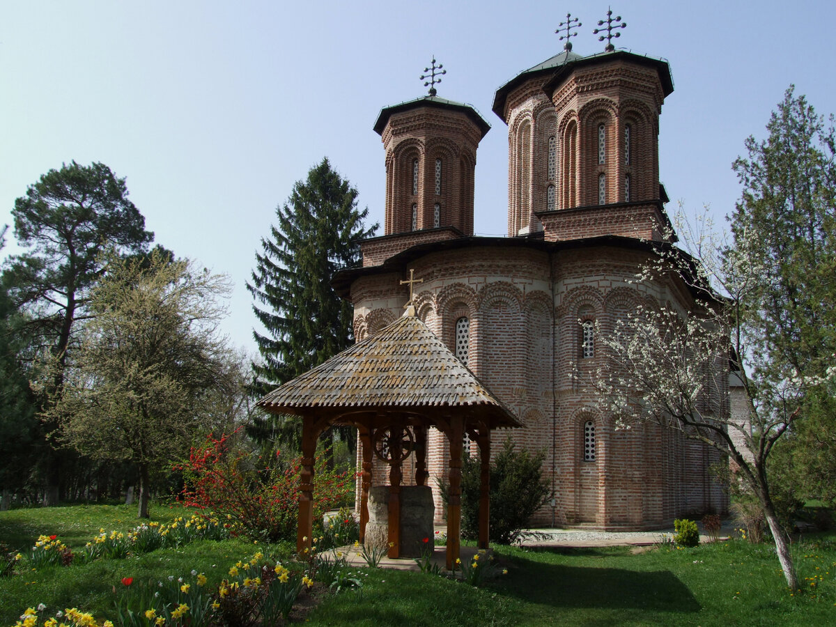 Колодец в монастыре Снагов и главный монастырский храм (Фото автора статьи)