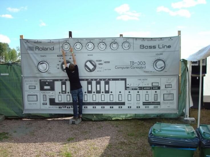 Roland TB-303 на баннере одного из многочисленных фестивалей электронной музыки  