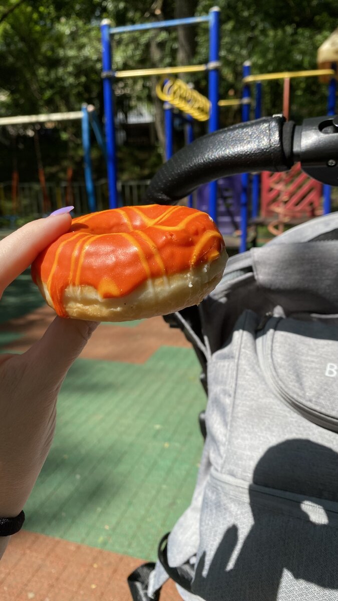 Пончик с яблочным повидлом. Пусть ваша жизнь будет сладкой, как этот пончик))