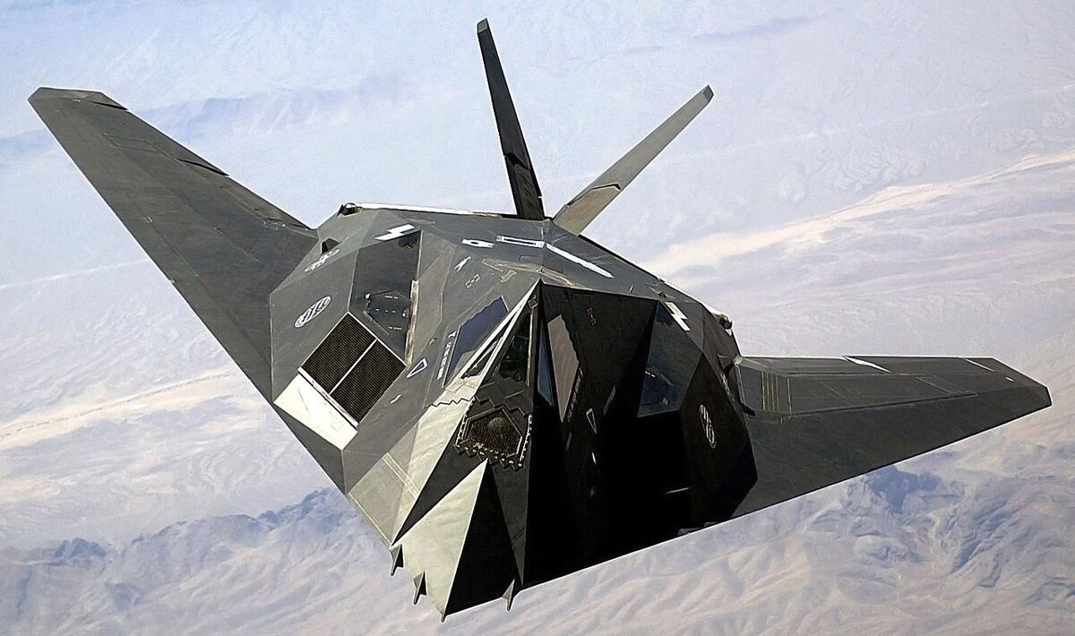      Самолёт-невидимка F-117A Nighthawk ВВС США в полёте. Фото: commons.wikimedia.org