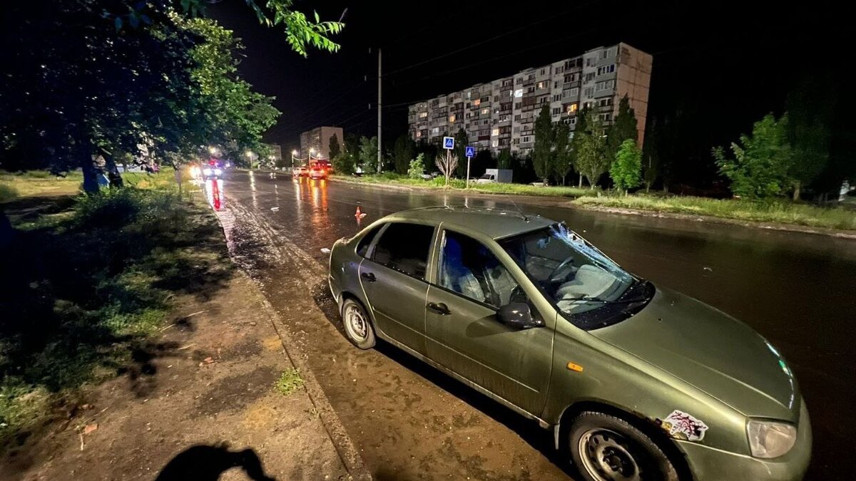     Второе громкое ДТП за одну ночь произошло в Камышине. Очевидцы утверждают, что в нём снова пострадала та же «Лада Калина», что сбила ранее женщину с двумя детьми.