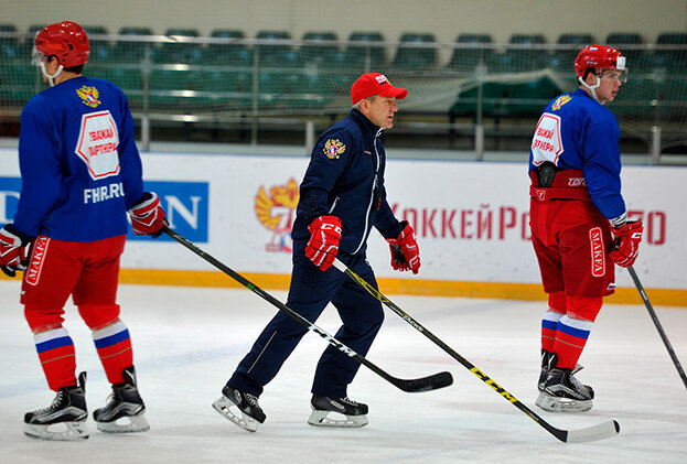    Олег Браташ на тренировке сборной России.Федор Успенский