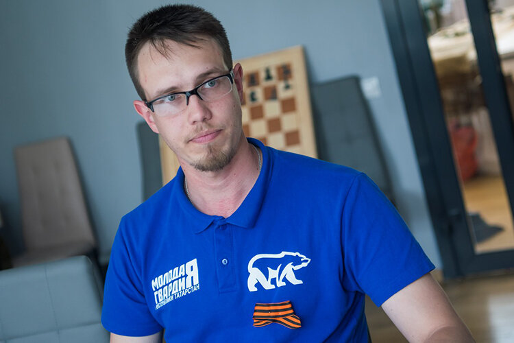    Руководителю движения, Роману Епанешникову, 24 года. По словам Романа, дорога в руководители и волонтеры ему была заказана: его дедушки и бабушки в советский период были народными депутатами, педагогами — всегда работали с людьми