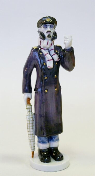 Борис Воробьёв (модель). Капитолина Косенкова (роспись). Скульптура «Человек в футляре» из серии «Герои чеховских рассказов». 1960. ЛФЗ. Высота 17,4 см. Государственный Эрмитаж / Мз-С-5575. Госкаталог: 31132143. Источник: goskatalog.ru